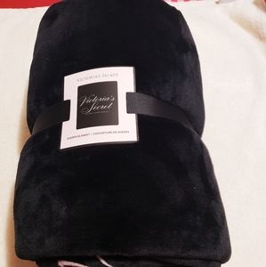 - VICTORIA SECRET SHERPA/ BLANKET
